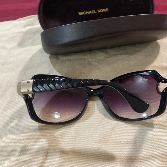 Michael Kors New authentic sunglasses in black with gold 